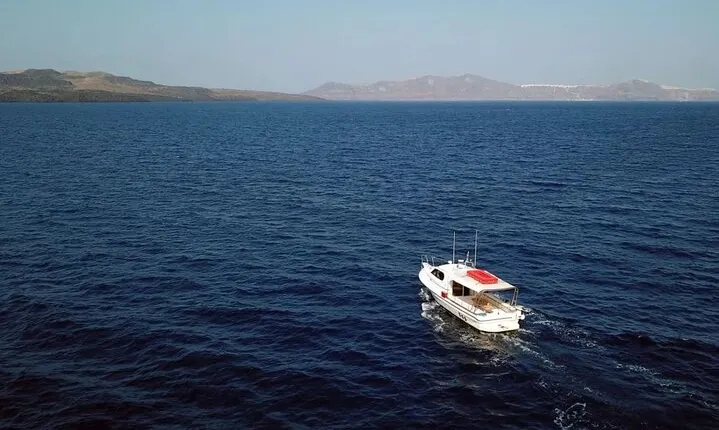 Santorini: Boat tour to Volcano, Hot Springs & Thirasia island