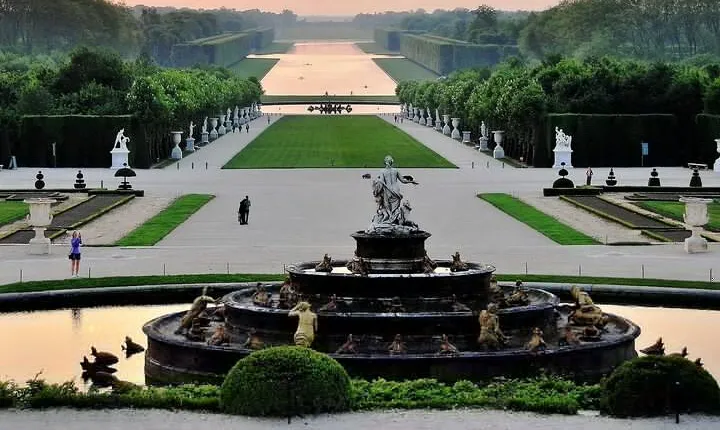 Private Fontainebleau, Versailles, Trianon from Paris by Mercedes