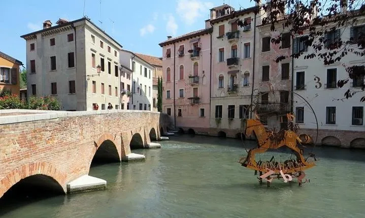 Tour of Treviso Must-See Sites with Local Guide & Prosecco Wine Tasting