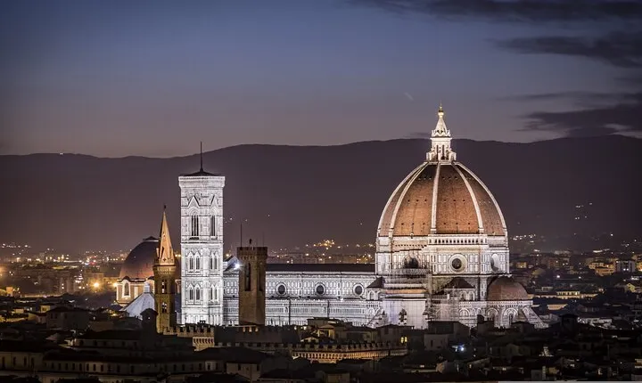 Florence Walking Tour for Women with Gelato and Drinks
