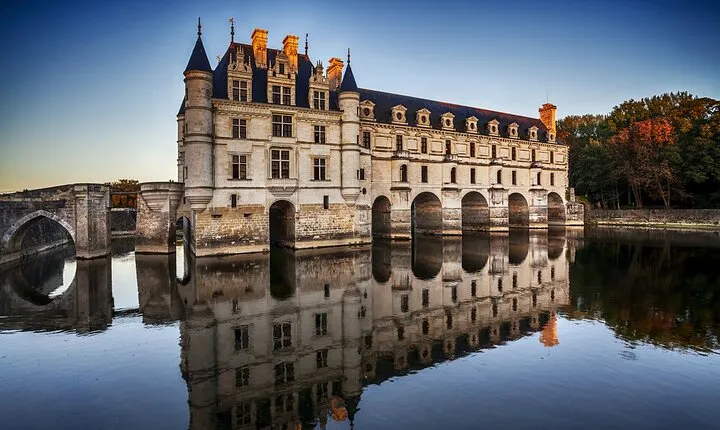 5-Days: HOTEL CENTRAL PARIS+MT ST-Michel+Loire Castles+Versailles