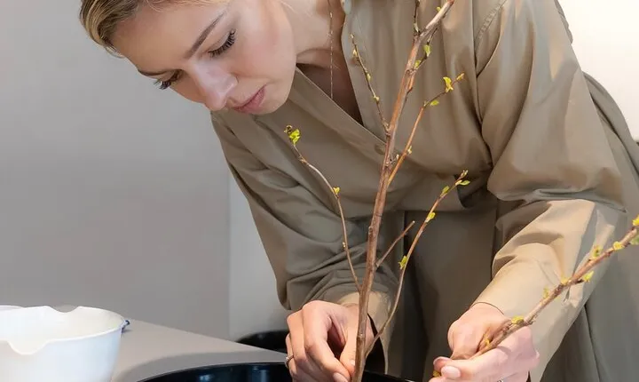 Traditional Japanese Flower Styling Workshop - Ikebana in Osaka