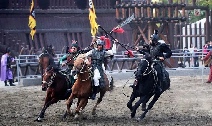 Sanguo City Half-Day Private Tour with Taihu Lake Boat Cruise 