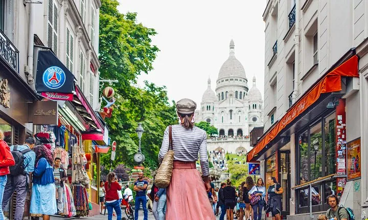 Montmartre Paris Walking Tour with Audioguide on Your Smartphone