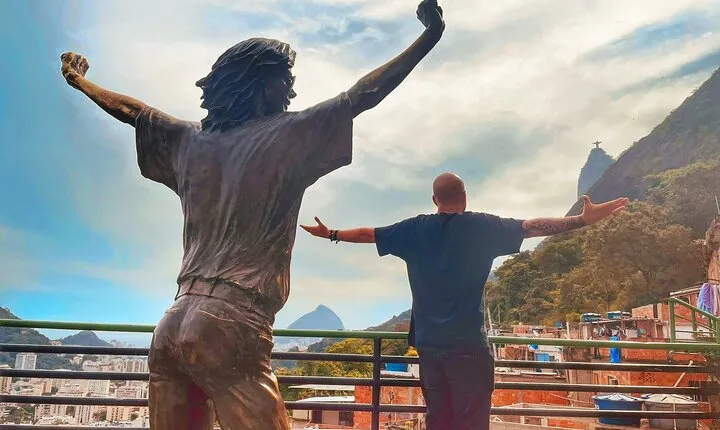 Favela Tour -The path of Michael Jackson in Rio