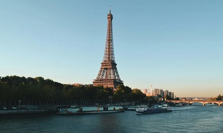 Eiffel Tower Access up to the Summit with Host