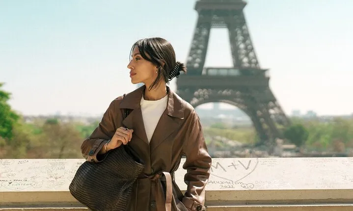 Paris: Eiffel Tower Vintage Photoshoot