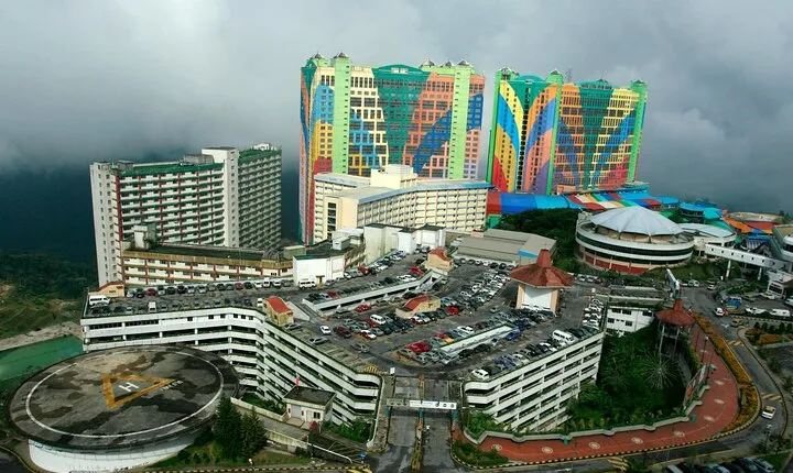 Genting Highlands and Batu Caves Day Tour with English Guide