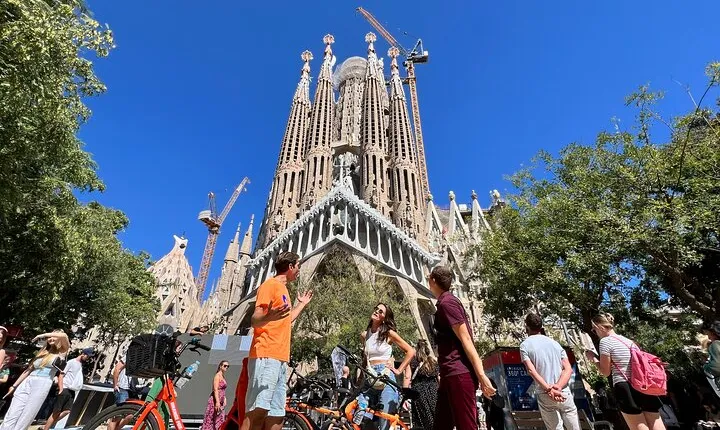 Barcelona Highlights Bike/eBike Tour with a Local Guide