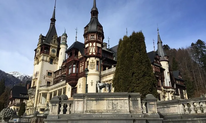 Private Day Trip to Peles Castle, Dracula's Castle and Brasov