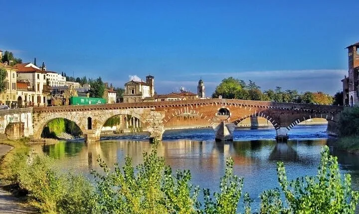 Verona Highlights & Hidden Gems Walking Tour 