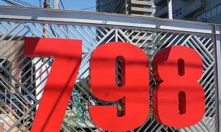 Beijing Half Day Tour: 798 Art Zone, Houhai Lake and Hutong with Rickshaw Ride