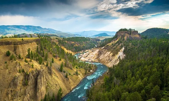 7-Day Tour at Yellowstone, Grand Teton, Antelope Canyon & Vegas