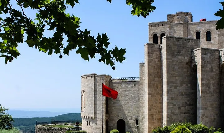 From Tirana: Kruja castle, Old Bazaar & Sarisalltik view point