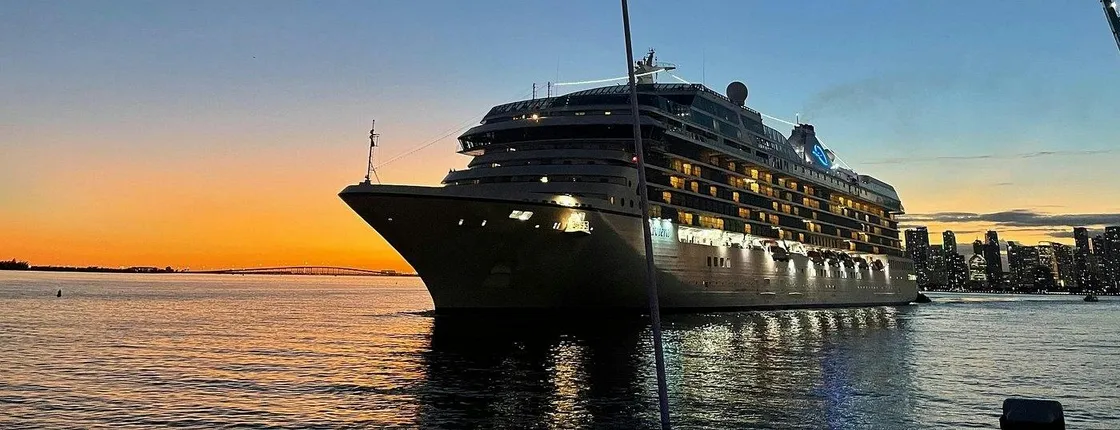 Miami scenic cruise with open bar and skyline views