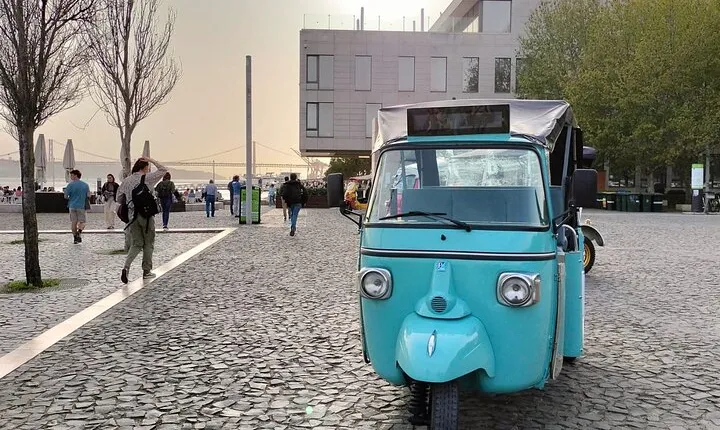 Private Tuk Tuk Tour 1h30 to Lisbon