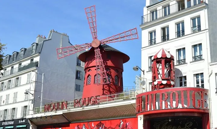 Paris Montmartre: 2 hour group city tour in German or English