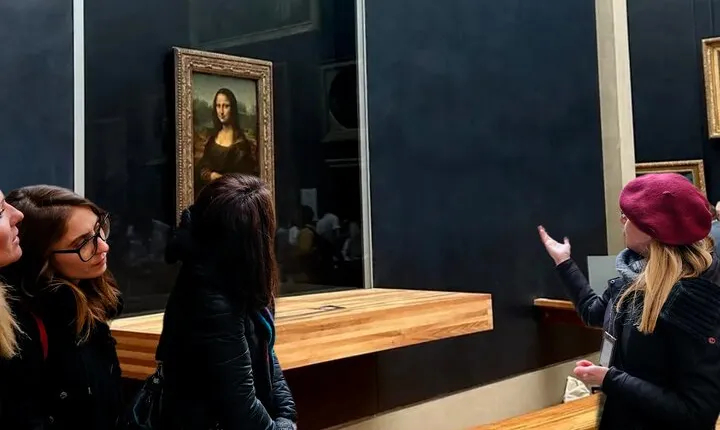 Paris: Early Morning Louvre Private Tour with Pick-Up and Tickets