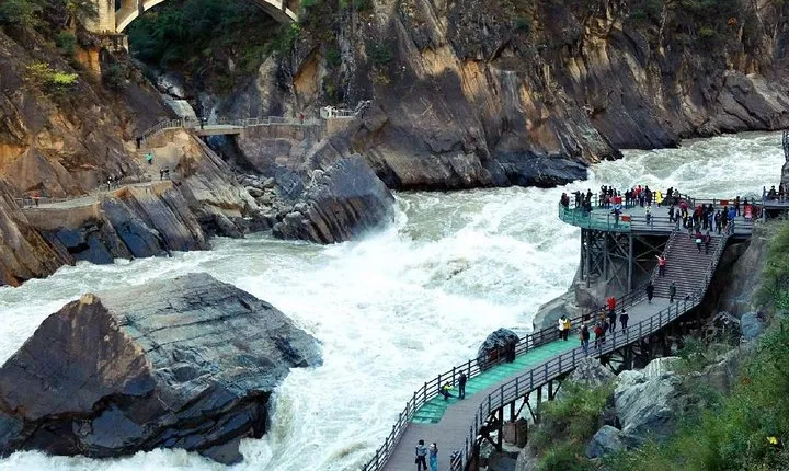 Private Day Tour Tiger Leaping Gorge and Black Dragon Pond from Lijiang