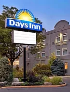 Days Inn by Wyndham Toronto West Mississauga