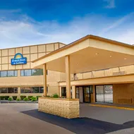Days Inn & Suites by Wyndham Madison Heights MI