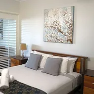 Airlie Seaview Apartments