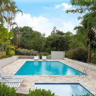 Piscina, jardim, area gourmet e vista arborizada