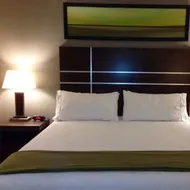 Holiday Inn Express Golden-Kicking Horse