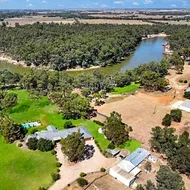 Riverlyne - Riverfront Holiday Home