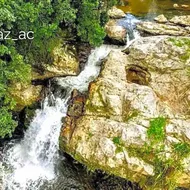 Cabana com cachoeira no quintal