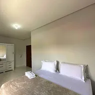 Apartamento completo para quatro pessoas ou um quarto com sala e cozinha para duas pessoas