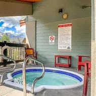2BR Condo in Canmore [Pool, 3 Hot Tubs, Gym & BBQ]