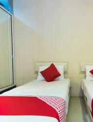 THE GREEN HOTEL