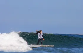 Lezioni di Surf per Beginner e Intermedi (6 persone a istruttore)