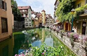 Private 2-hour Walking Tour of Annecy with official tour guide