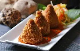 Wine and arancini tasting experience in Piazza Armerina