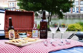 1-hour tour in Lille by Citroën 2CV with tasting