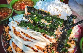 Private Street Food Tour by Motorbike/Car with Local Students