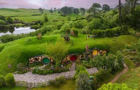 Hobbiton & Waitomo Caves Guided Day Trip from Auckland incl lunch