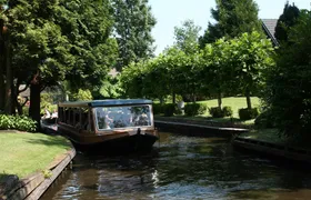 Highlights Canal Cruise and Self Guided Sightseeing Tour in Giethoorn