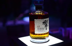Japanese Whisky Tasting Experience at Local Bar in Tokyo