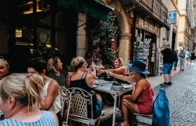 Verona walking tour:food, wine, legends, lunch/dinner & cable car