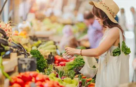 Market tour and dining experience at a Cesarina's home in Lucca
