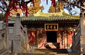 Private Day Tour to Shaolin Temple and Longmen Grottoes from Zhengzhou