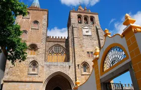 Évora: Private walking tour with tickets to main monuments
