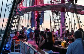 Royal Albatross - Weeknight Buffet Dinner + Free-flow Wine & Beer