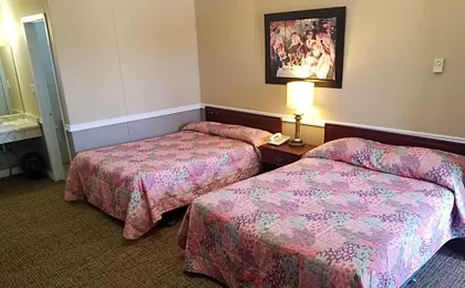 Twin Oaks Motel