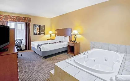 La Quinta Inn & Suites by Wyndham Lawton / Fort Sill