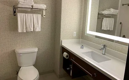 Holiday Inn Express & Suites Woodland Hills by IHG
