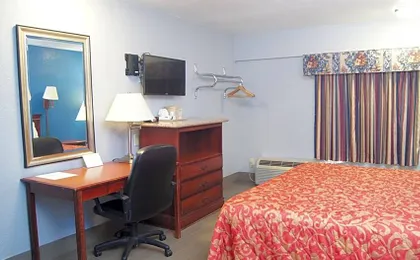 Holiday Lodge & Suites